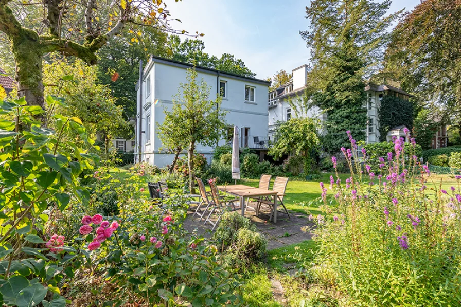 Blick von der Terrasse im Garten auf die Rückfassade der Villa