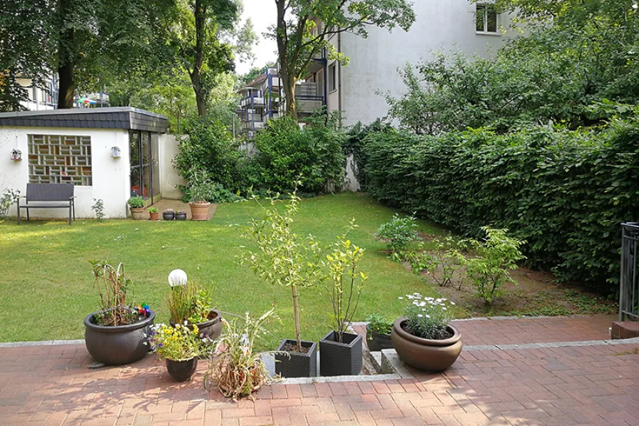 Blick von der Erdgeschossterrasse in den Garten