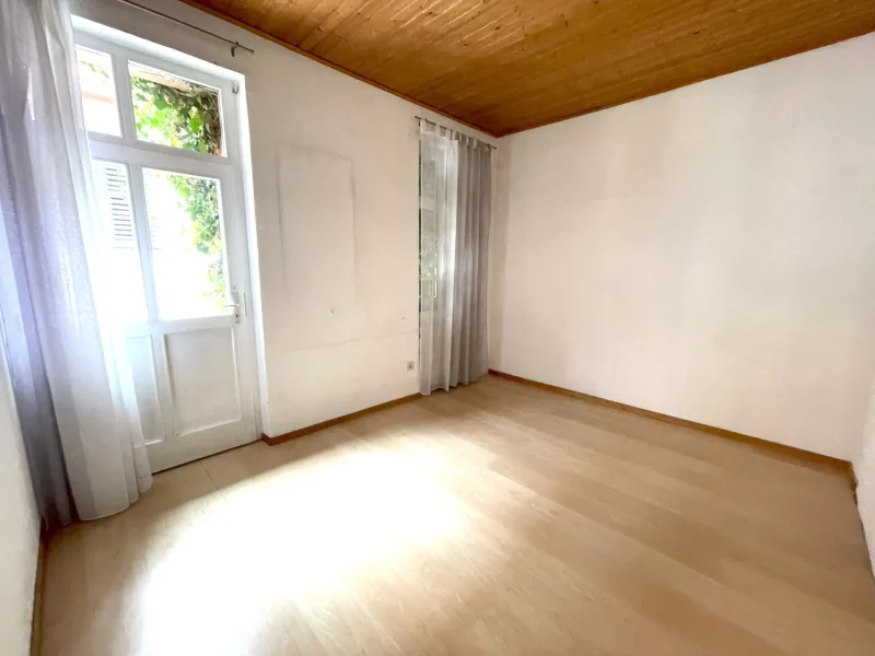 Schlafzimmer mit kleinem Balkon