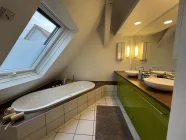 Modernes Bad en Suite mit Wanne und Dusche