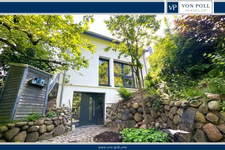 Titelbild Portal - Haus kaufen in Hamburg - 154 m² Wohn- und Nutzfläche in grüner Umgebung