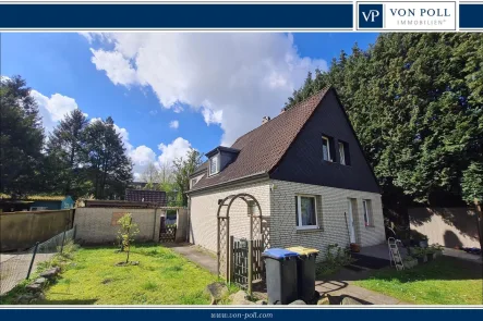 Titelbild - Haus kaufen in Hamburg Eidelstedt - Vermietetes Zweifamilienhaus mit Anbau