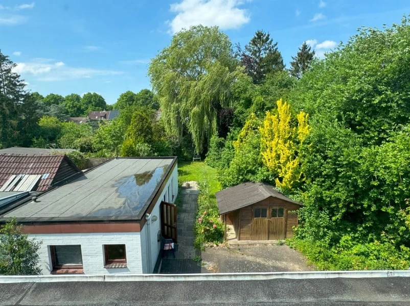 DG Blick von der Terrasse auf Nebengebäude u. Garten