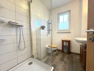 Badezimmer mit Dusche EG