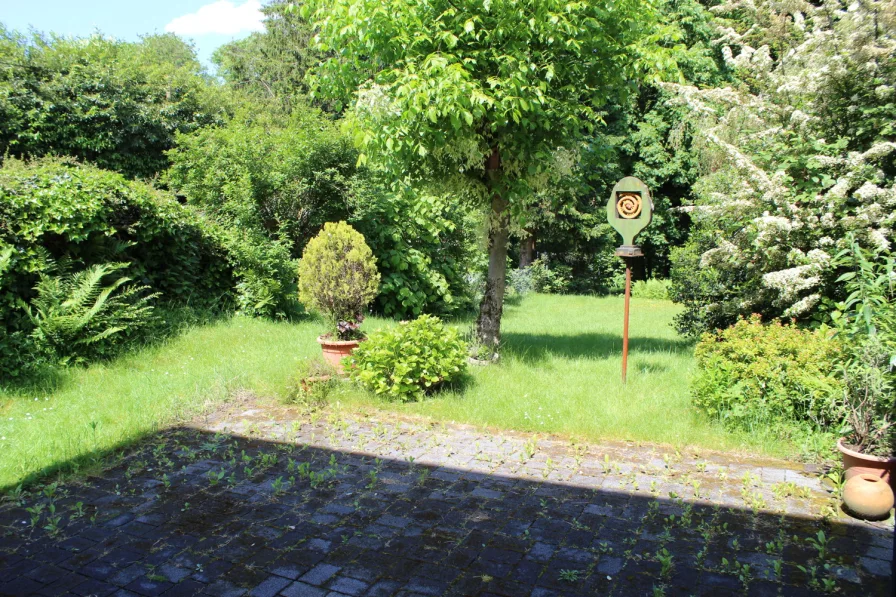 Terrasse mit Blick in den Garten