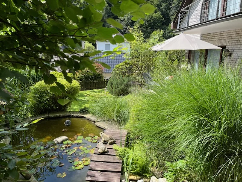 Terrasse mit Gartenteich