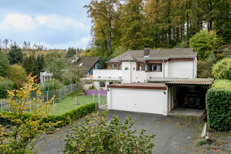 Garten und Blick auf Garage und Carport