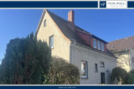 Außenansicht - Haus kaufen in Usingen - Rohdiamant im Herzen von Usingen mit viel Platz für die Familie, großem Garten, Dachterrasse, Garage