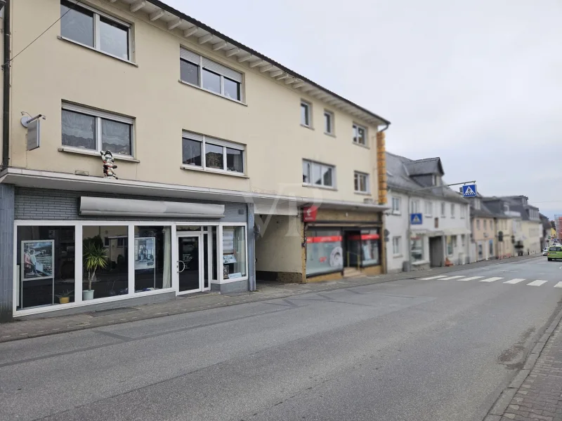 Straßenansicht - Büro/Praxis mieten in Usingen - Geräumige, vielfältig nutzbare Gewerberäume im Herzen Usingens