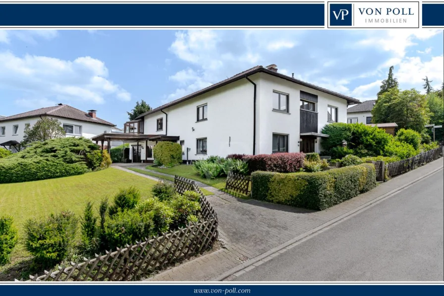 Repräsentative Hausansicht - Haus kaufen in Wehrheim / Friedrichsthal - Modernisierungsbedürftiges Mehrgenerationenhaus: Großer Garten, Doppelcarport & viel Potenzial!