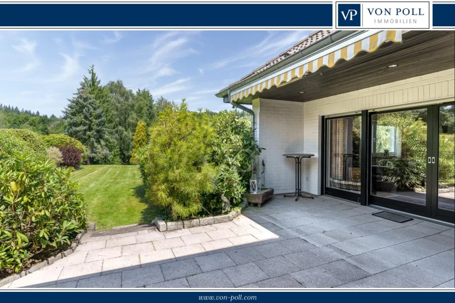 Teilweise überdachte Terrasse auf der Gartenseite - Haus kaufen in Usingen / Michelbach - Idyllische Waldrandlage: Bungalow mit großer Doppelgarage auf großem Grundstück mit viel Platz