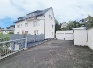 Große Hofeinfahrt mit Garage