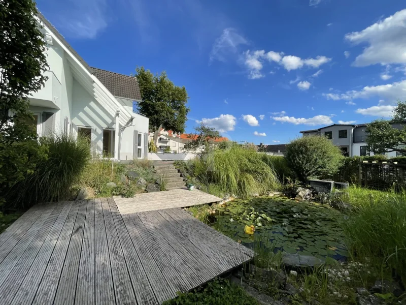 Gartenteich mit Sitzmöglichkeiten