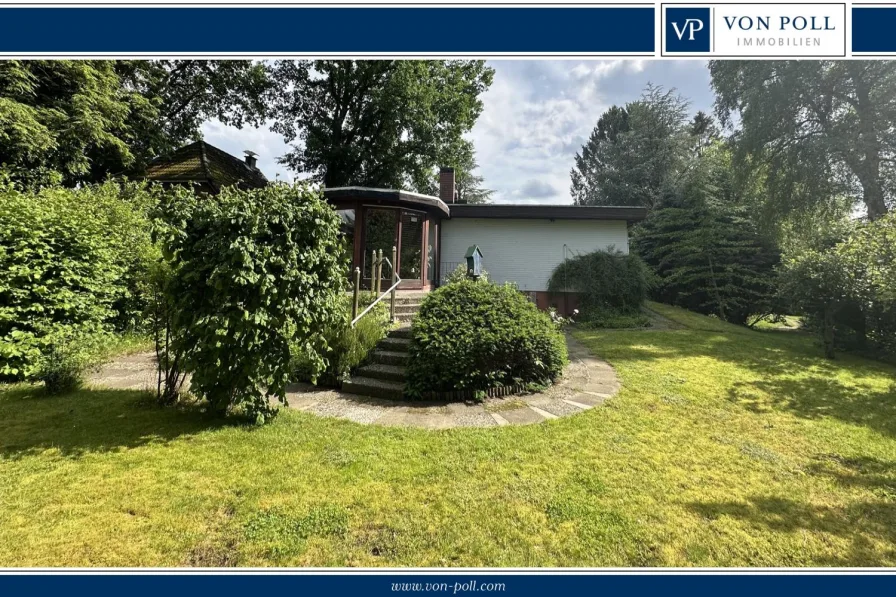 Titelbild - Haus kaufen in Hamburg / Schnelsen - Attraktiver Bungalow auf parkähnlichem Grundstück