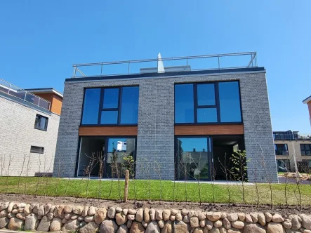 Terrassenseite - Haus kaufen in Kappeln - Modern gestaltete Doppelhaushälfte auf den Schleiterrassen