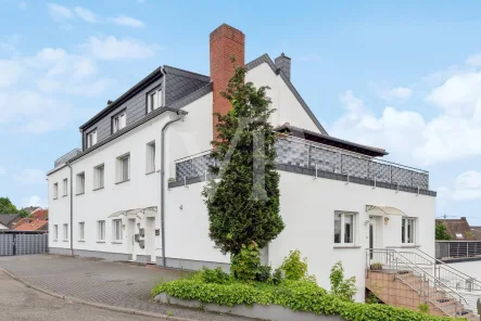 Vorderansicht mit Stellplätzen - Haus kaufen in Saarlouis - Zukunftssicher wohnen – Energieeffiziente 8-Parteien-Anlage,Top-Wert *A*