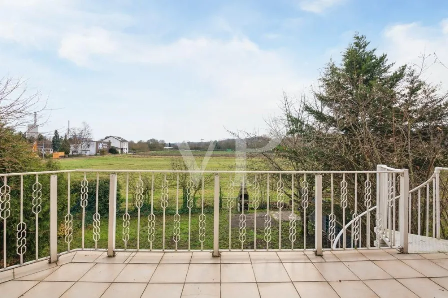 Großer Balkon mit Blick in die Natur und Gartenzugang