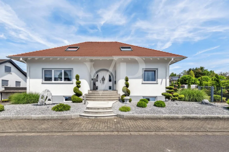 Straßenansicht, links Garage, rechts Bauland