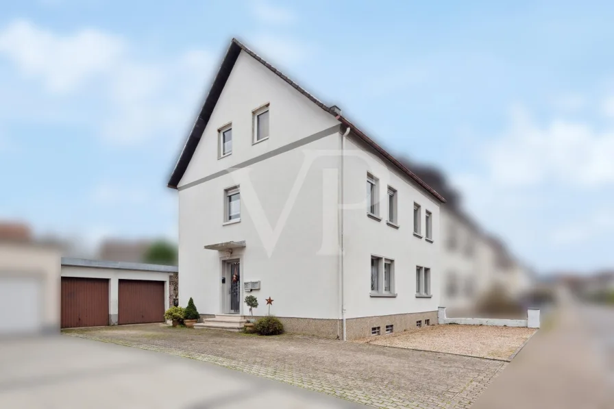 Straßenansicht - Haus kaufen in Saarlouis - Doppelhaushälfte in begehrter Lage von Saarlouis