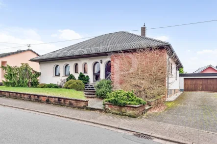 Titelbild - Haus kaufen in Mettlach OT - Charmanter Bungalow in idyllischer, ruhiger Lage in Mettlach