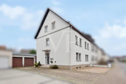 Straßenansicht - Haus kaufen in Saarlouis - Modernisierte Doppelhaushälfte in attraktiver Lage von Saarlouis