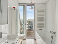 Masterbad mit Ausgang zur Terrasse sowie WC mit Bidet-Funktion