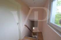 Treppenaufgang und Eingang Wohnung