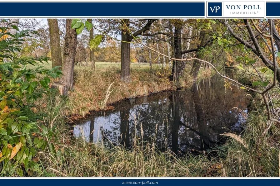 VON POLL IMMOBILIEN - Grundstück kaufen in Burg/Spreewald - Großes Baugrundstück inmitten historischer Hofstelle mit Fließzugang in Burg/Spreewald