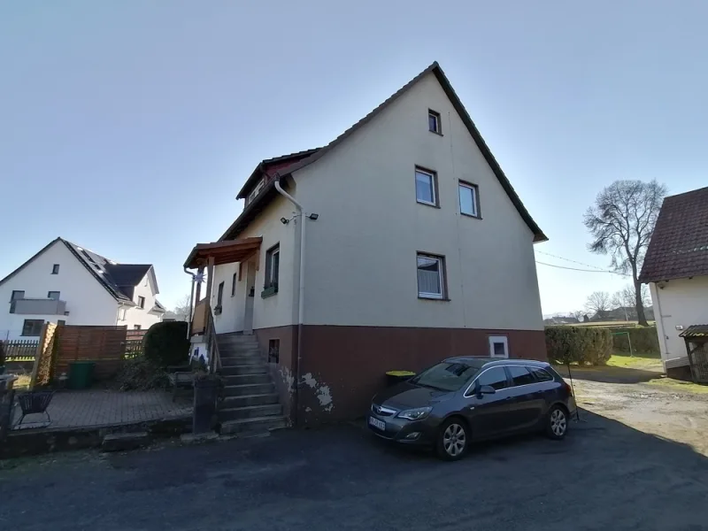 Ansicht Haus mit Eingang - Haus kaufen in Oberaula - Einfamilienhaus mit Scheune und Garten