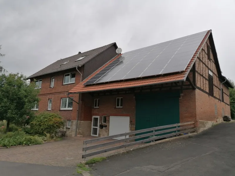 Vorderansicht Haus - Haus kaufen in Edermünde / Holzhausen am Hahn - Geräumiges Haus mit Scheune - Erneuerbare Energien und großzügige Garagen.