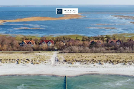 Titelbild - Haus kaufen in Wustrow - Erste Strandlage I Ostseeperle mit zwei Ferienwohnungen am Dünenaufgang zum Meer