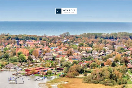 Titelbild - Wohnung kaufen in Wustrow - Ihr Rückzugsort mit Wasserblick – Maisonetteapartment am Wustrower Hafen