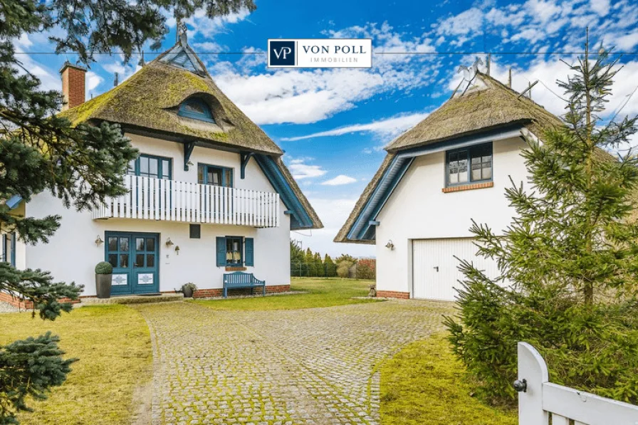 Titelbild - Haus kaufen in Born a. Darß - Reetgedecktes Architektenhaus auf großzügigem Grundstück | 2 Balkone, Terrasse & Sauna