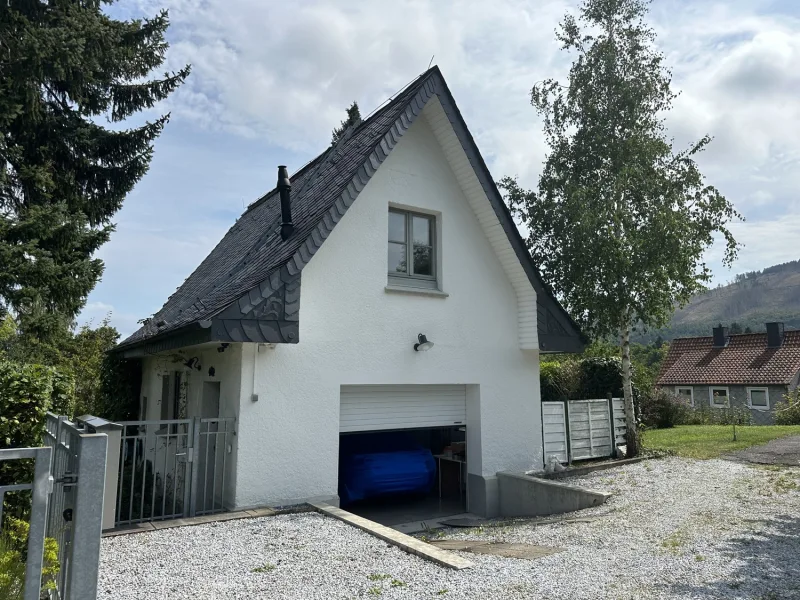 Garage/Werkstatthaus mit Hebebühne