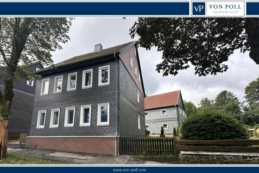 Aussenfoto Front und Schuppen - Haus kaufen in Clausthal-Zellerfeld - Vielseitiges 3-Familienhaus mit Garten und Schuppen mit 3 Garagen in Top-Lage