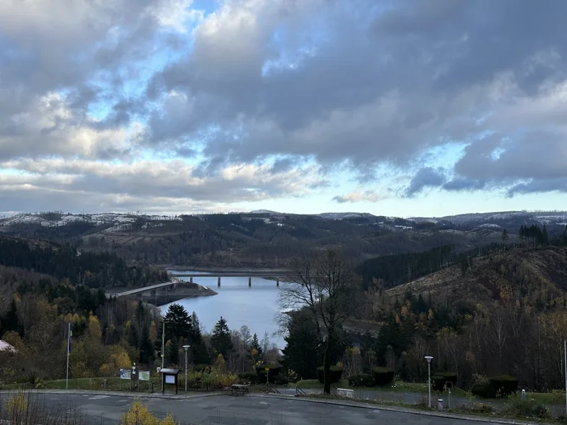 Ausblick über die Okertalsperre und dem Harzer Gebirge