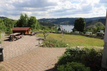 Garten mit Blockhaus und Ausblick