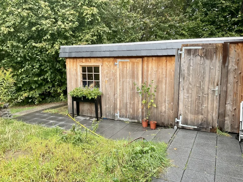 Außenansicht Carport und Geräteraum