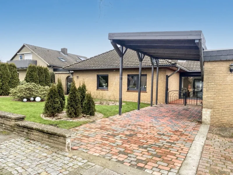 Carport neben der Garage