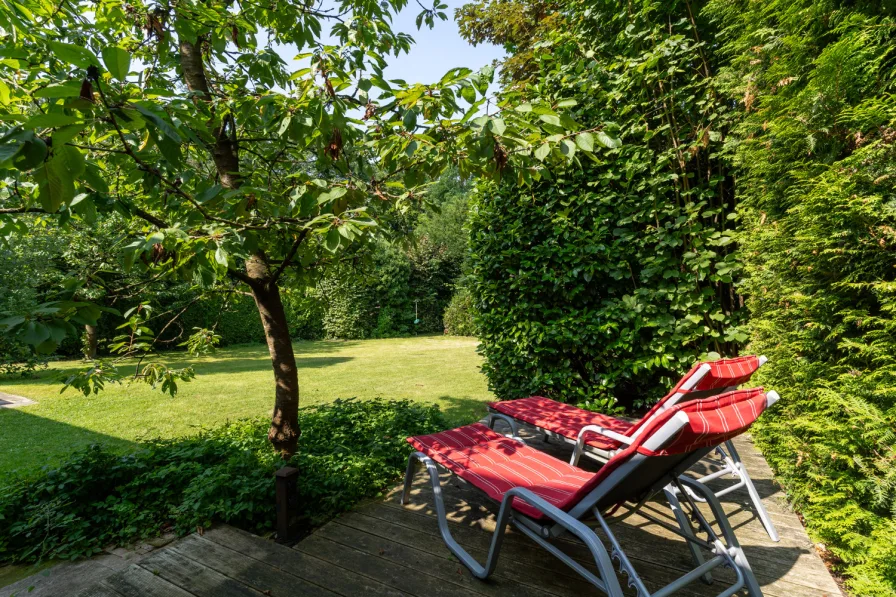 Garten mit verschiedenen Terrassenbereichen