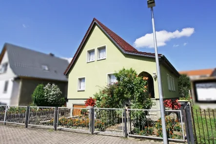 https://www.von-poll.com/de/weimar - Haus kaufen in Ilmtal-Weinstraße Oßmannstedt - Gepflegtes Siedlungshaus in Oßmannstedt