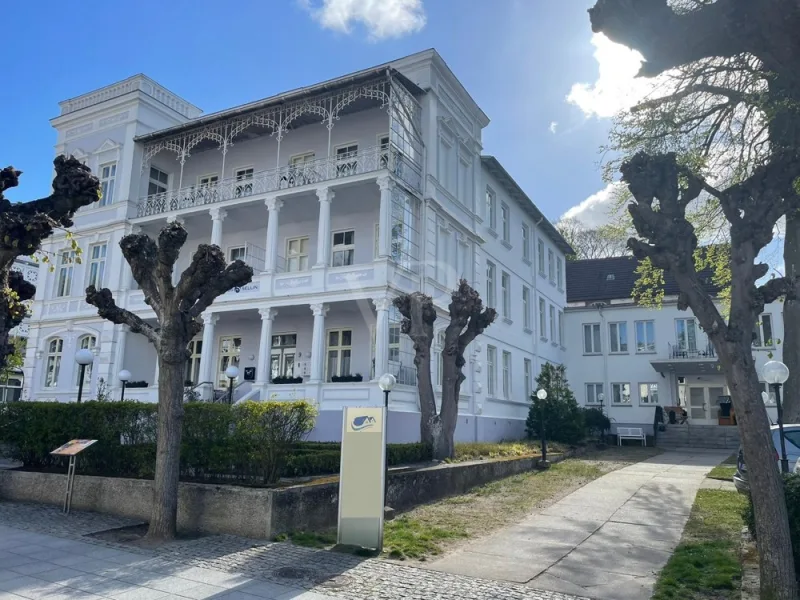  - Haus kaufen in Ostseebad Sellin - Strandnah: Traditionelle Villa im Herzen des Ostseebades Sellin mit Beherbergungsbetrieb