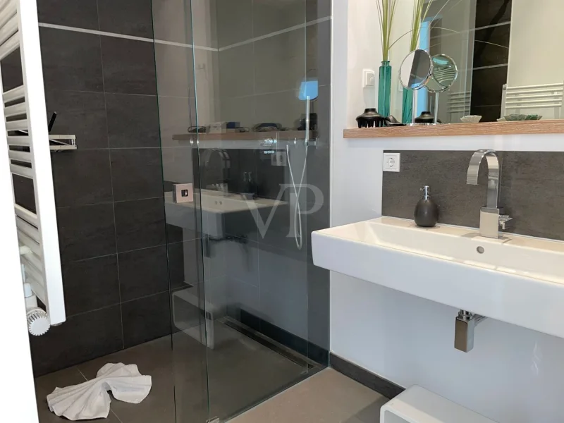 En-Suite-Badezimmer mit Dusche 