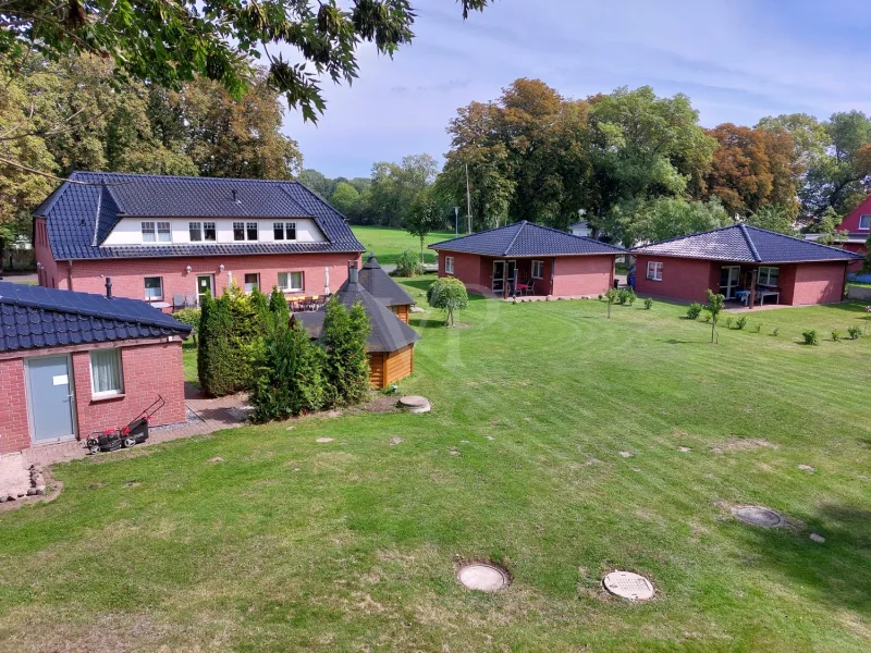 Blick auf rotes Haus Bodden und 2 Bungalows