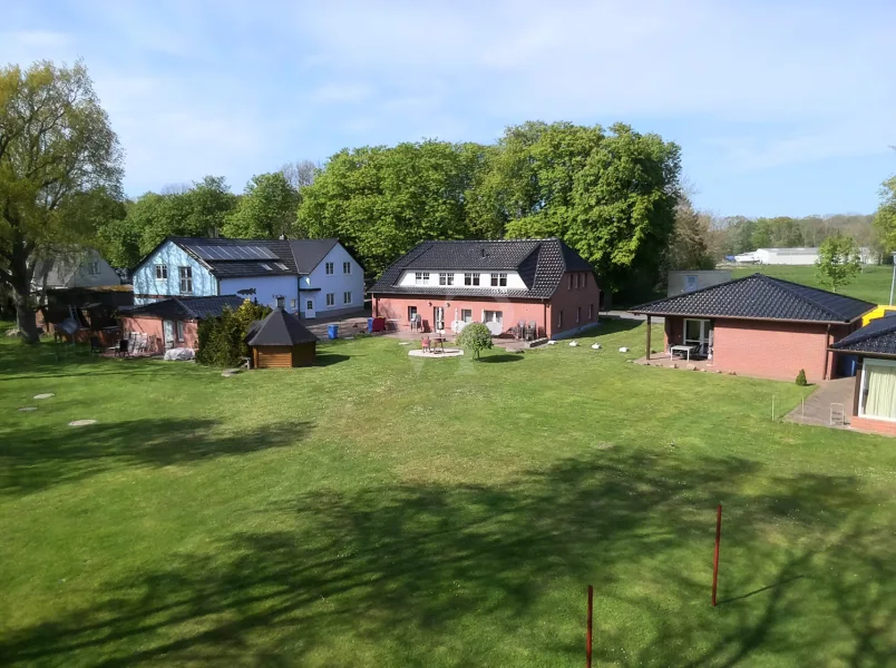 Blick auf blaues und rotes Haus sowie Bungalows