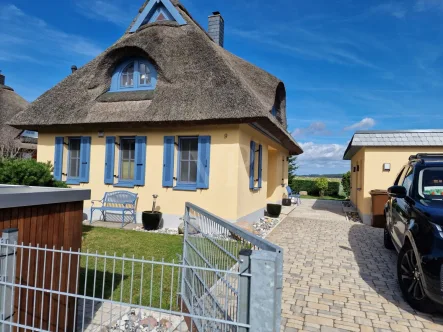 Voderansicht - Haus kaufen in Gingst / Mursewiek - Zuhause mit Stil und Boddenblick: Galerie, Kamin, Terrasse und Garten