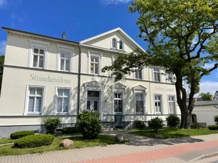  - Wohnung kaufen in Glowe - Elegante Strandresidenz im historischen Lehrer Lämpel Gebäude