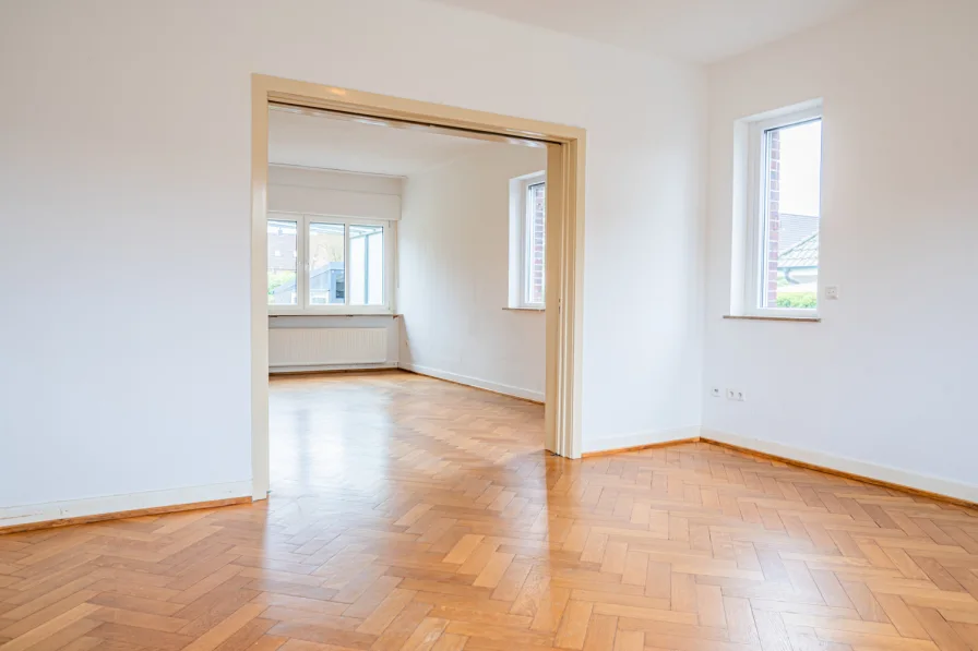 EG Esszimmer mit Blick ins Wohnzimmer