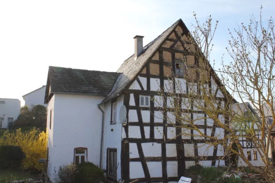  - Haus kaufen in Altendiez - Ca. 350 Jahre altes denkmalgeschütztes Fachwerkhaus in sehr schöner Wohnlage von Altendiez