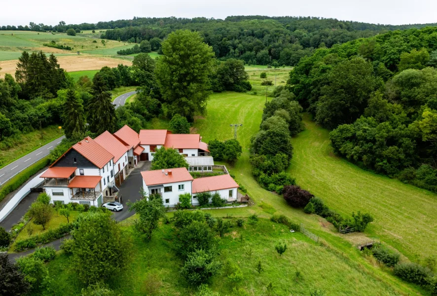  - Haus kaufen in Villmar - 2 Häuser für 2 Familien - Herrlich gepflegtes Landhausensemble in Alleinlage- Bad Camberg / Limburg